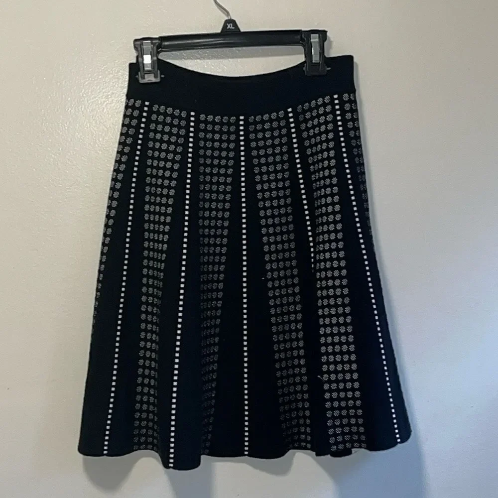 EXCELLENT CONDITION BEAUTIFUL BLACK/WHITE LARGE J. MCLAUGHLIN POLKA DOT SKIRT